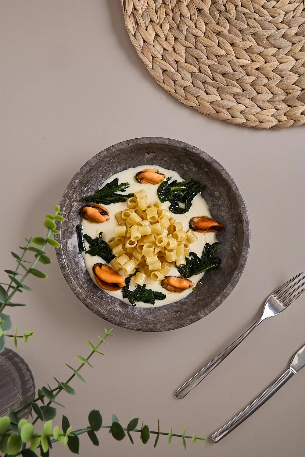 Ditali rigati mantecati in crema di fave secche, cicoria ripassata e cozze