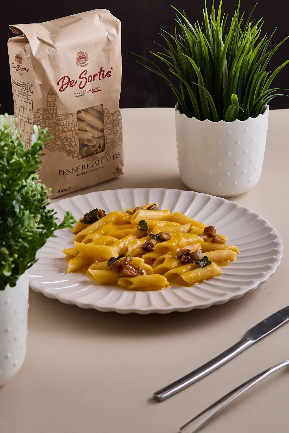Penne alla zucca, burro e salvia con porcini e scaglie di pecorino