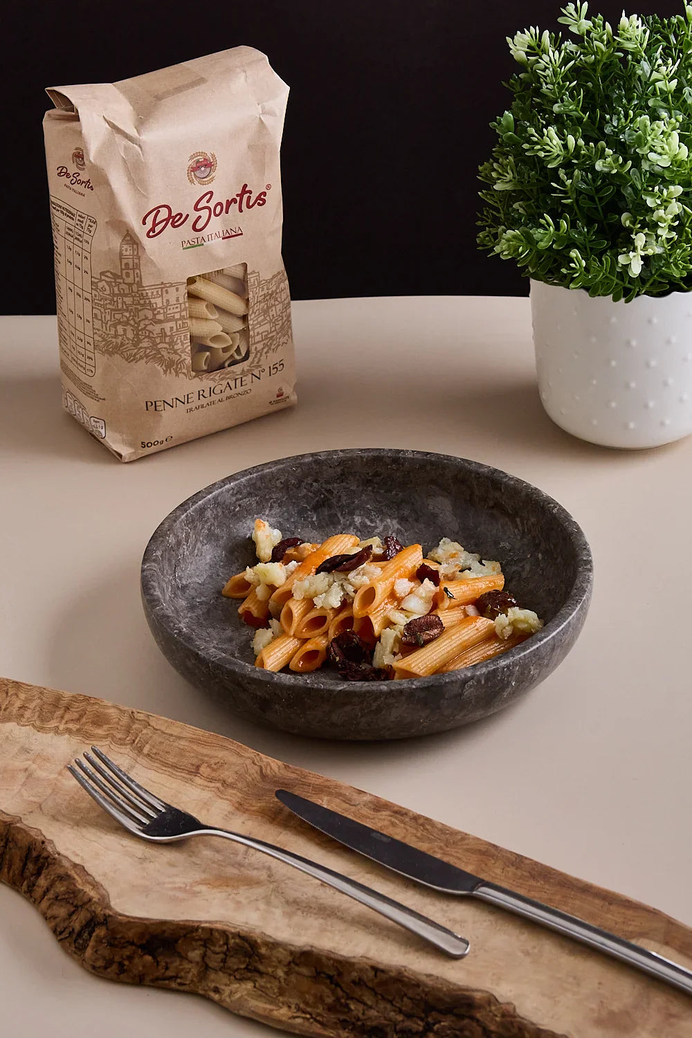 Penne in crema di peperoni arrosto con baccalà sfilacciato e olive infornate