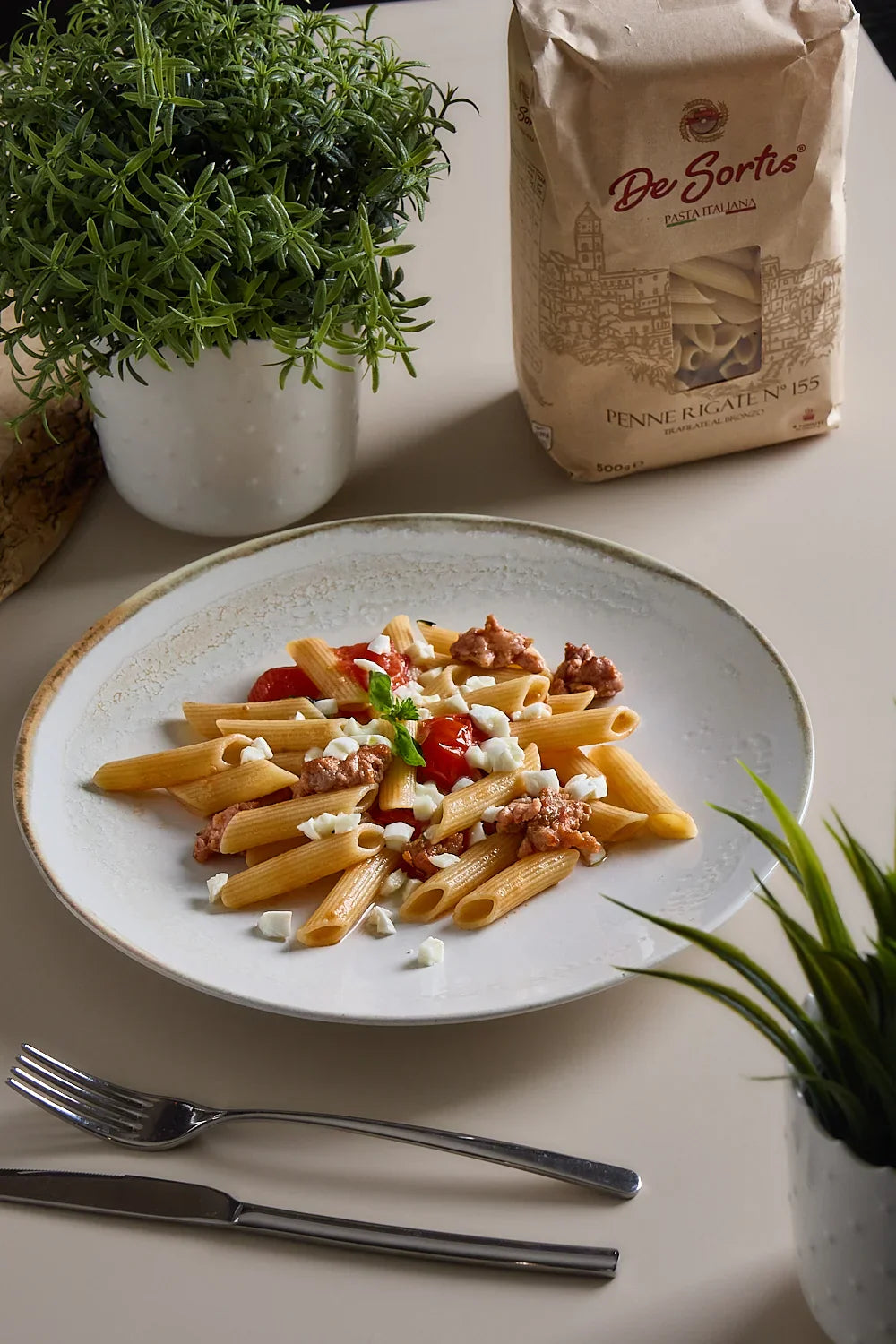 Penne al pomodorino fresco e salsiccia sbriciolata, basilico e mozzarella