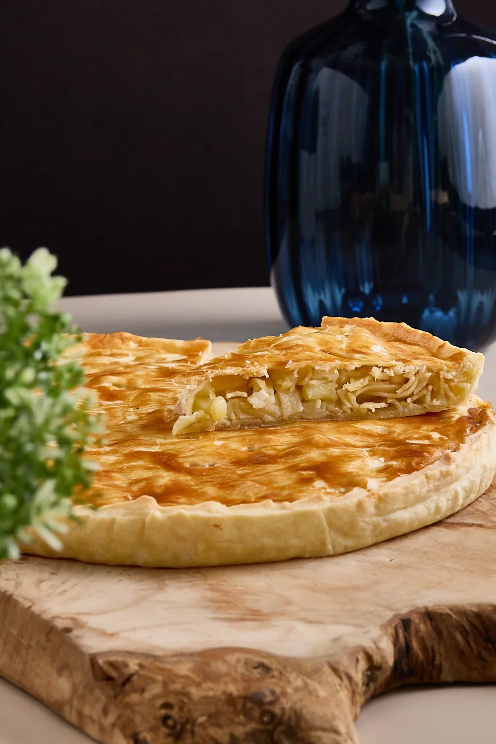 Crostata di tagliatelle, patate, peperoni cruschi e caciocavallo