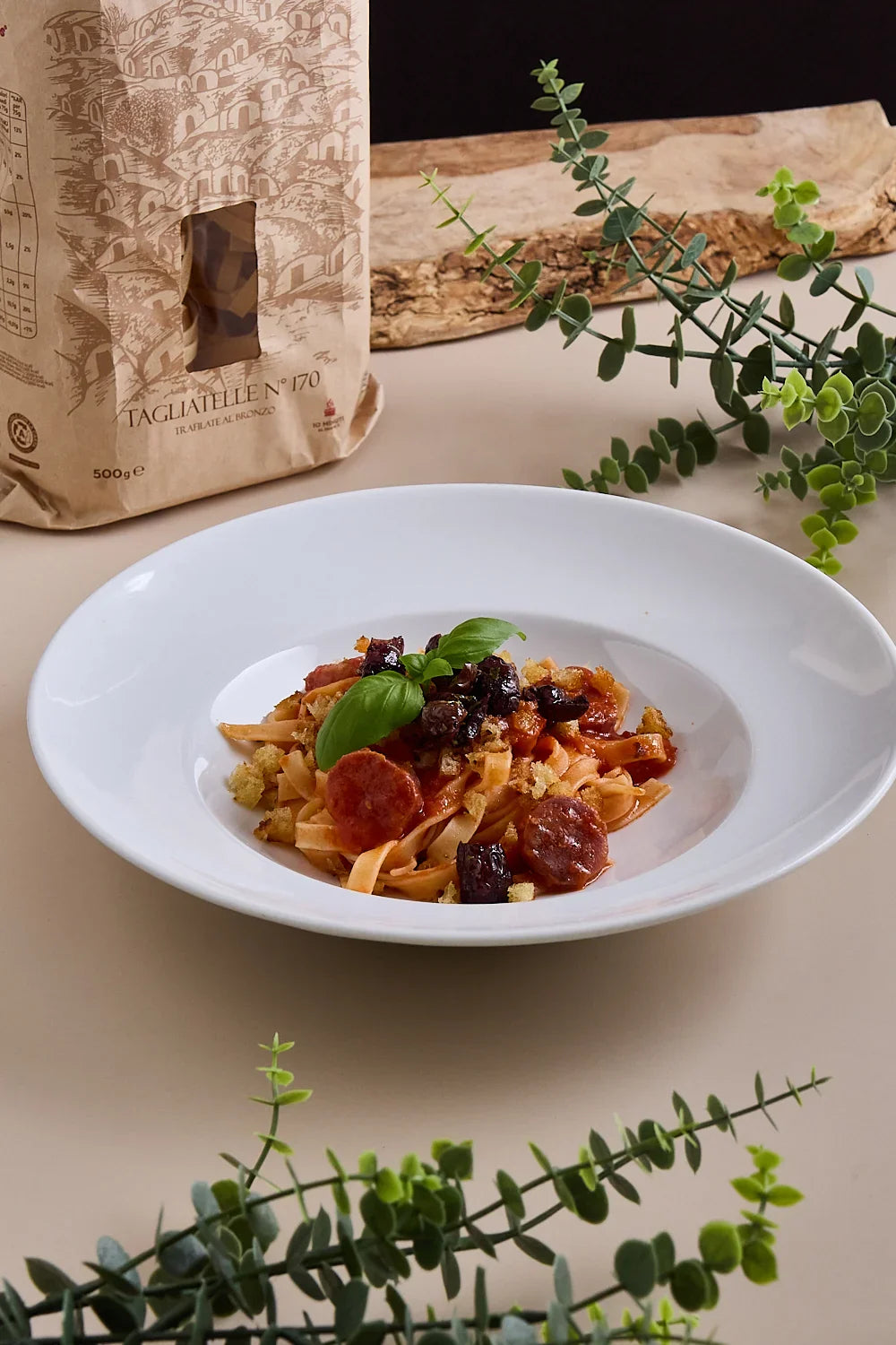 Tagliatelle con sugo di salame secco lucano, olive nere infornate e mollica di pane