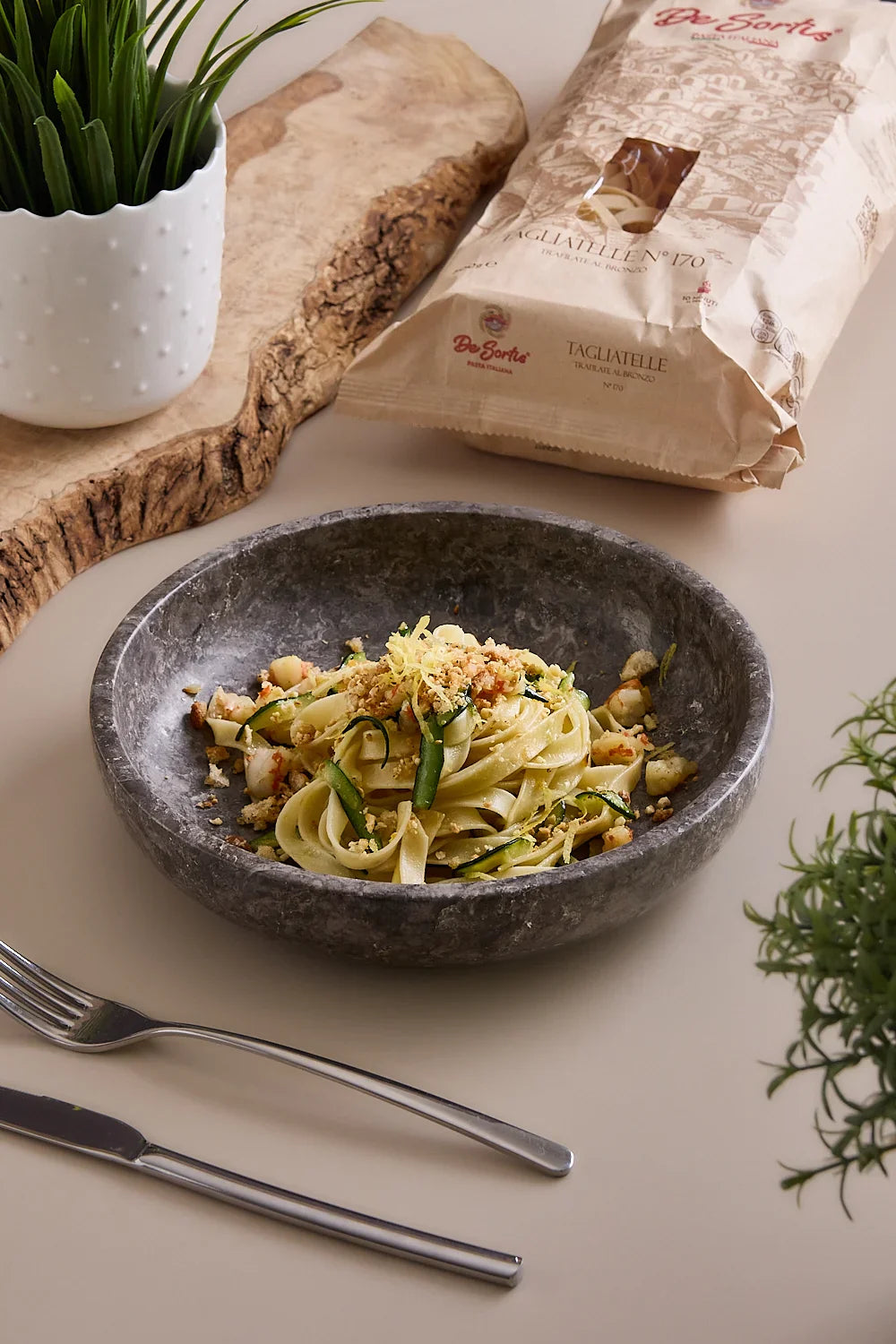 Tagliatelle ai gamberi con julienne di zucchine, limone e panure alle mandorle e pepe