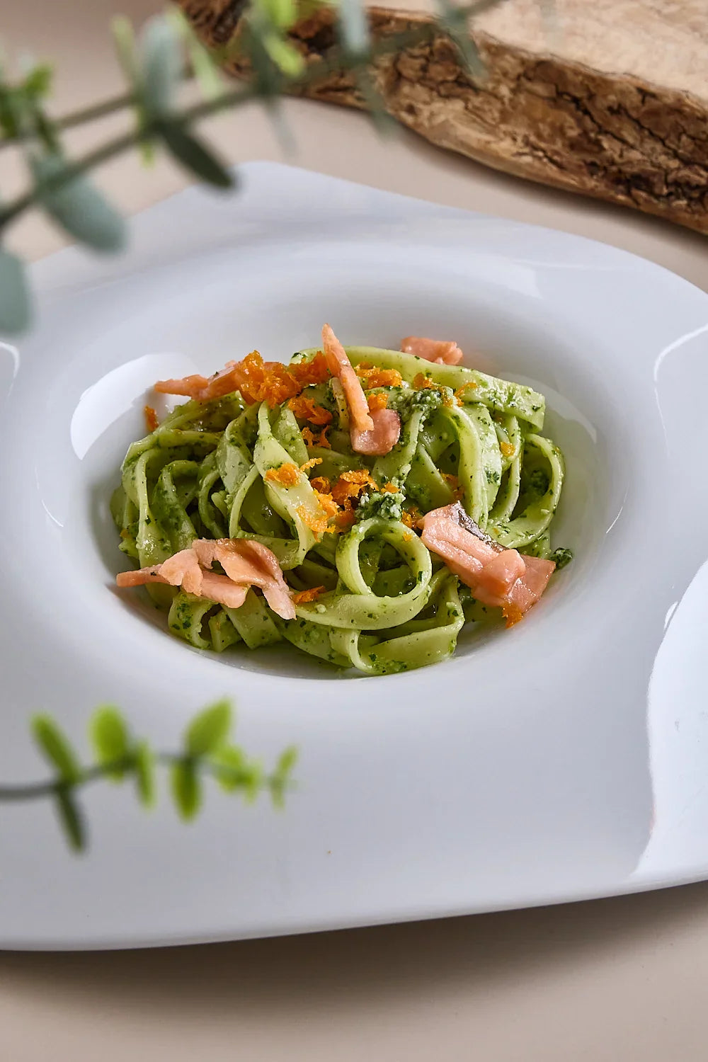 Tagliatelle al pesto di spinacino fresco con salmone scottato e zest d’arancia