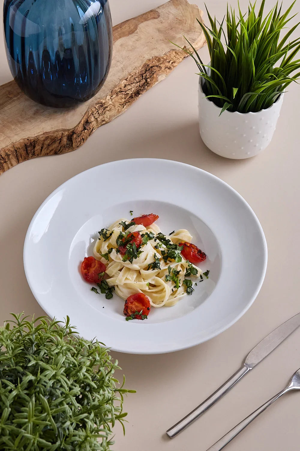 Tagliatelle in crema di parmigiano con pomodorini confit e battuto di basilico