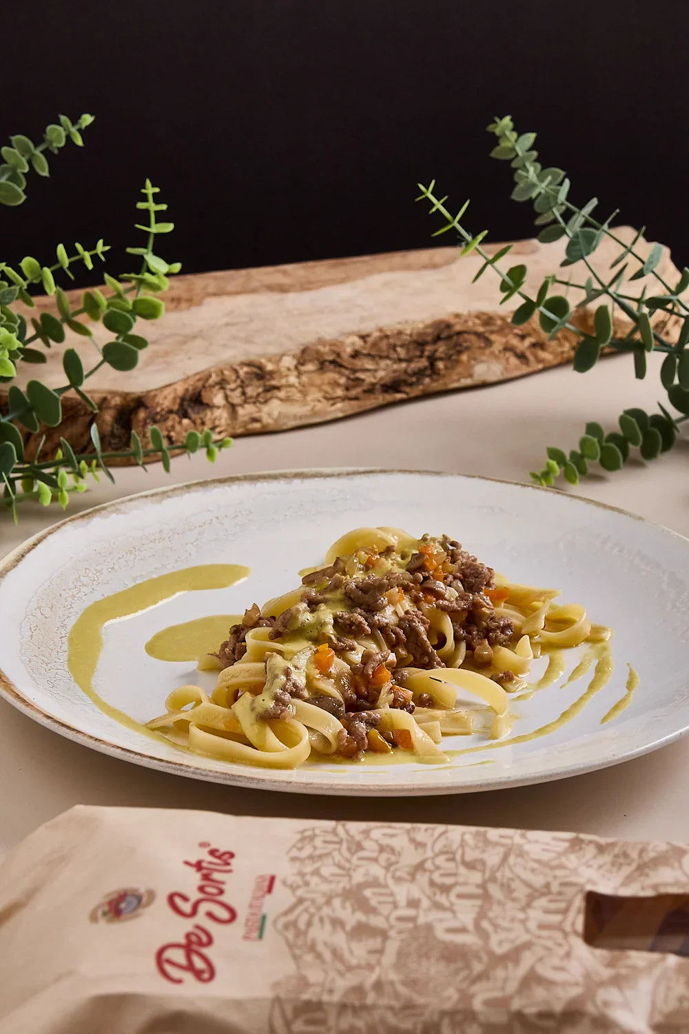 Tagliatelle mantecate al porro arrosto, con ragù bianco e battuto di funghi