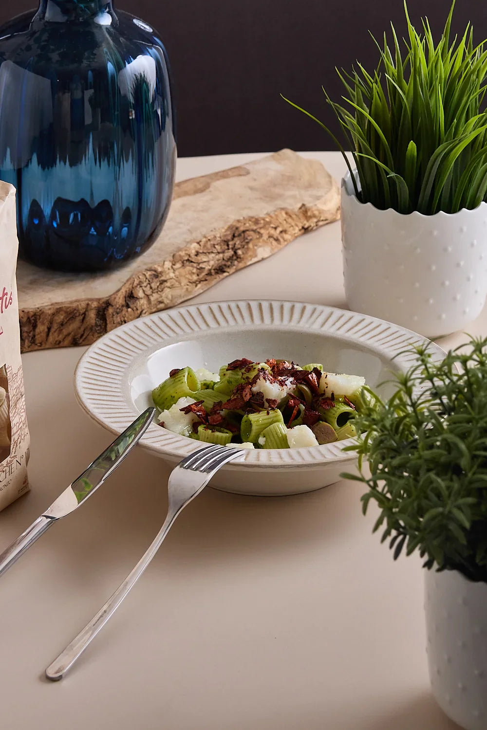 Mezze maniche fredde con peperone crusco, baccalà, pesto di prezzemolo al limone e olive verdi