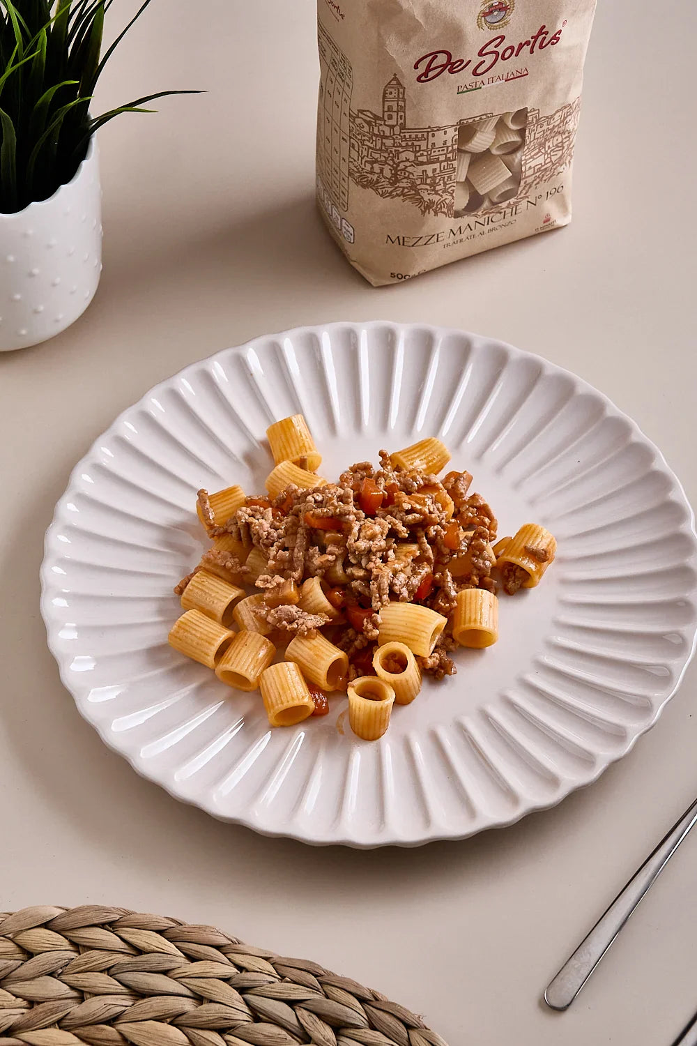Mezze maniche al ragù di carne (manzo e maiale) e peperoni