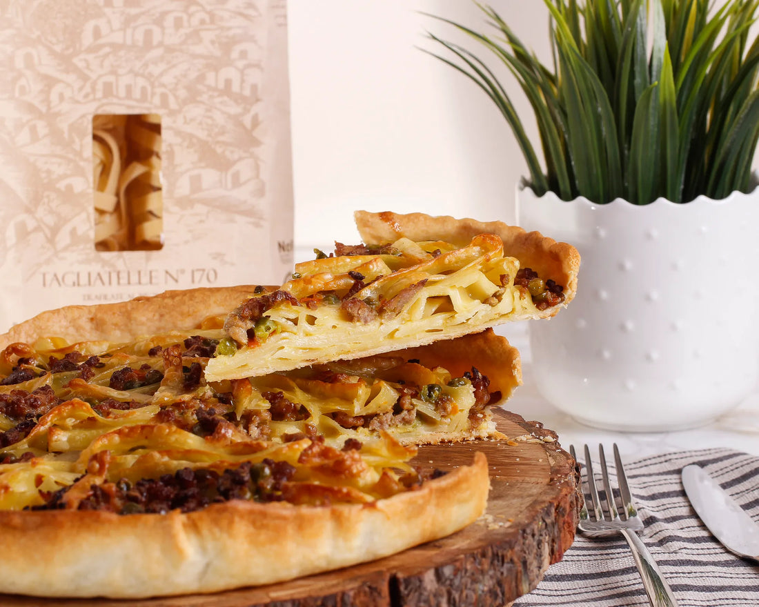 Crostata di tagliatelle in pasta brisè con ragù bianco e piselli