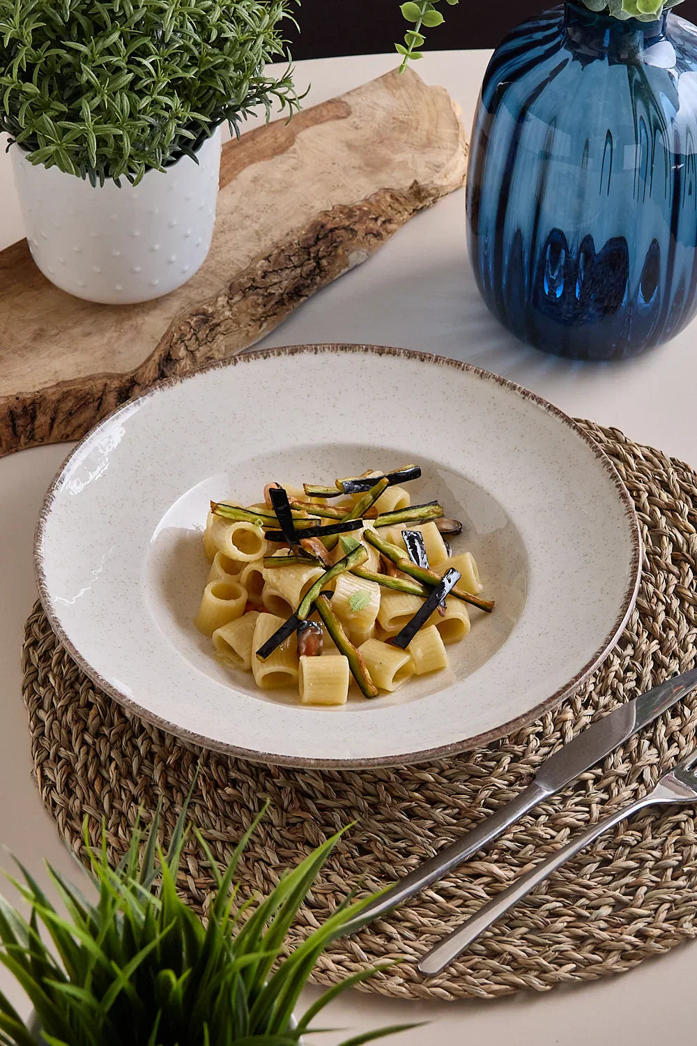 Mezze maniche alle cozze con melanzane fritte, pecorino e menta