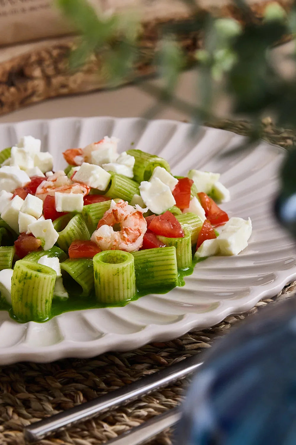 Insalata di pasta con mozzarella, gamberi, pomodorini, pesto di spinacino