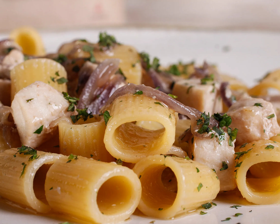 Mezze maniche con pesce spada, menta e cipolla rossa