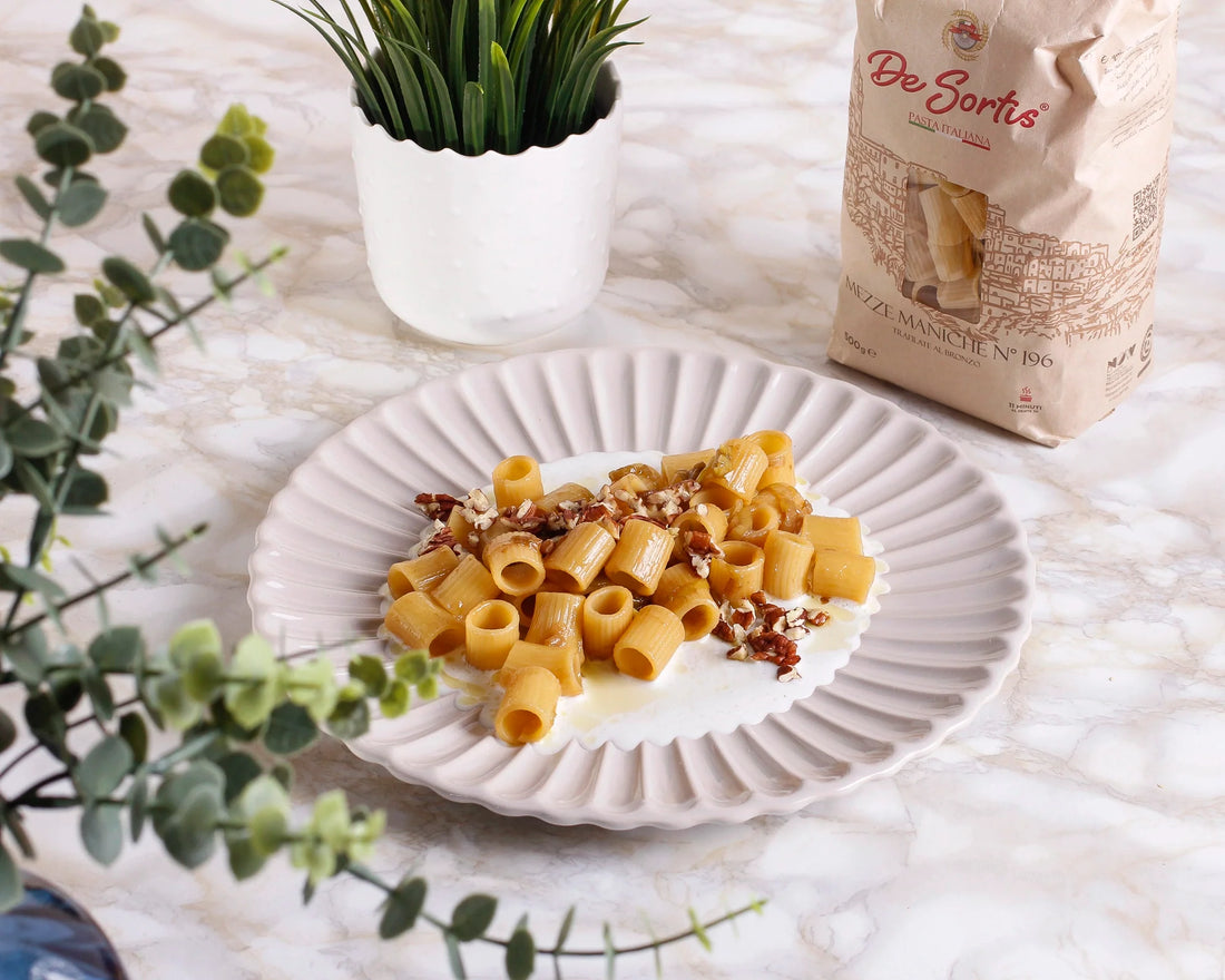 Mezze maniche con fonduta di parmigiano, porri e granella di noci tostate