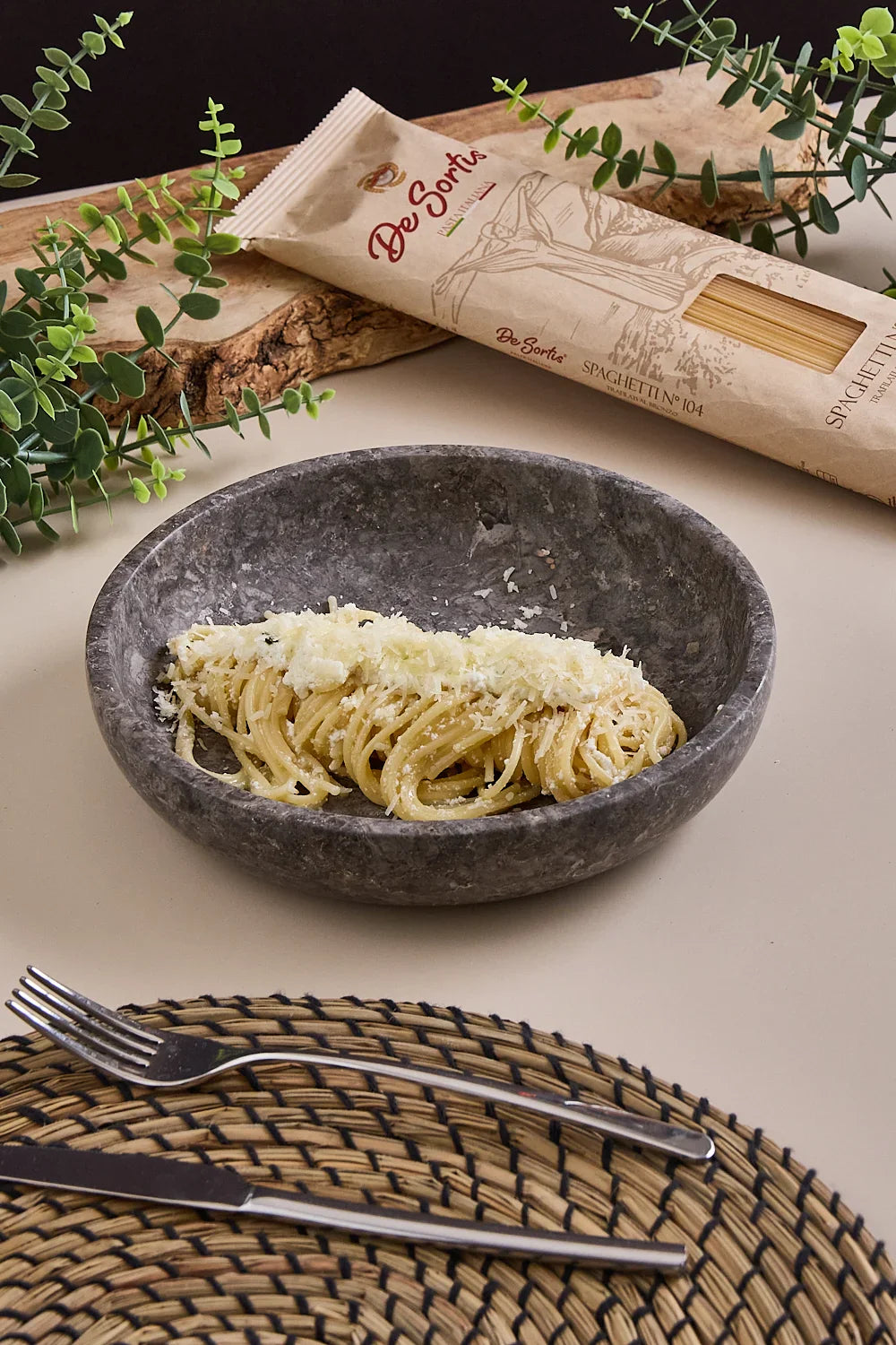 Spaghetti ricotta e limone con menta e parmigiano