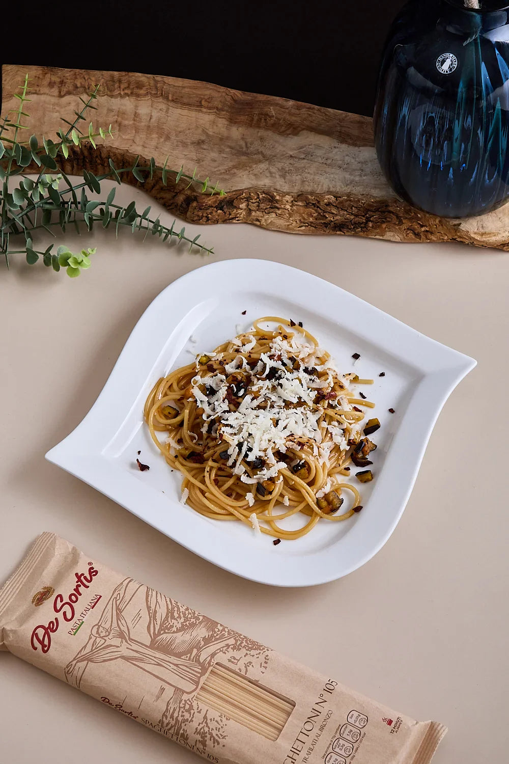 Spaghettoni con melanzane, cacio ricotta e peperone crusco