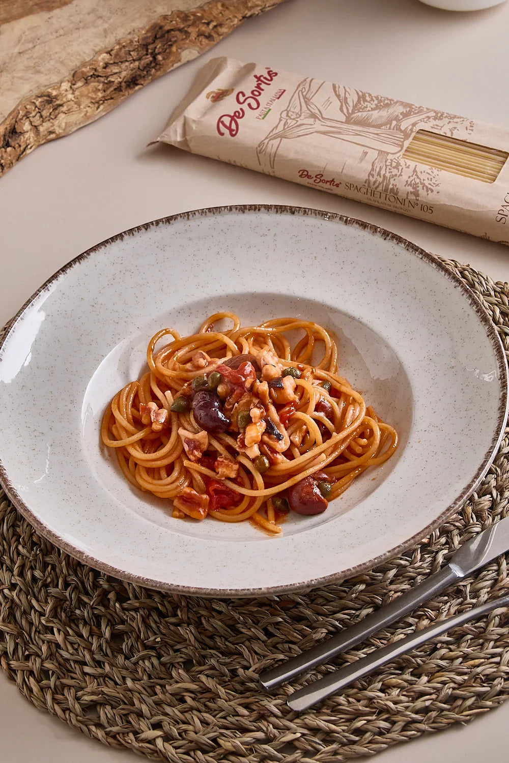 Spaghettoni con moscardini, olive nere, capperi e pomodoro