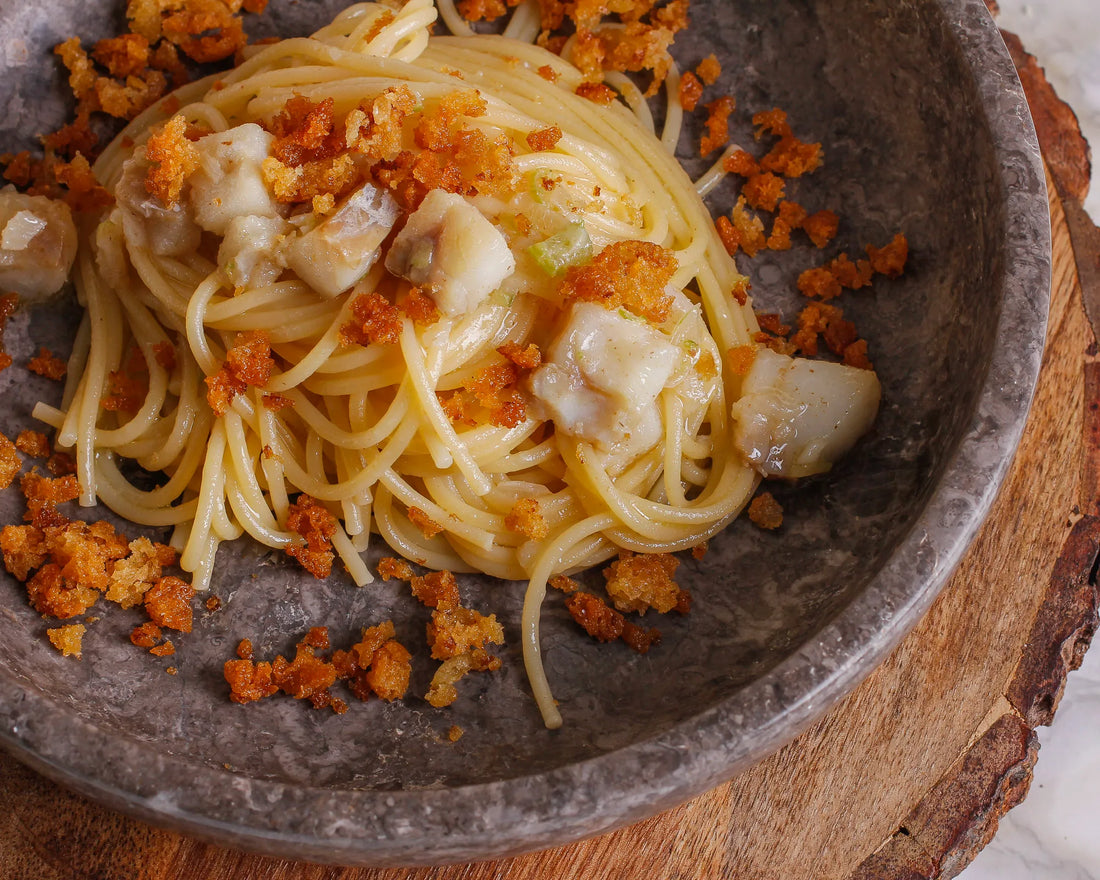 Spaghetti al ragù bianco di baccalà con mollica fritta