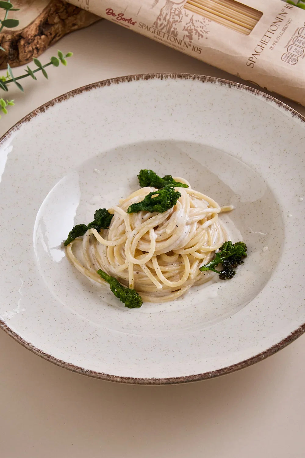 Spaghettone in crema di cacio e pepe con cime di rapa saltate