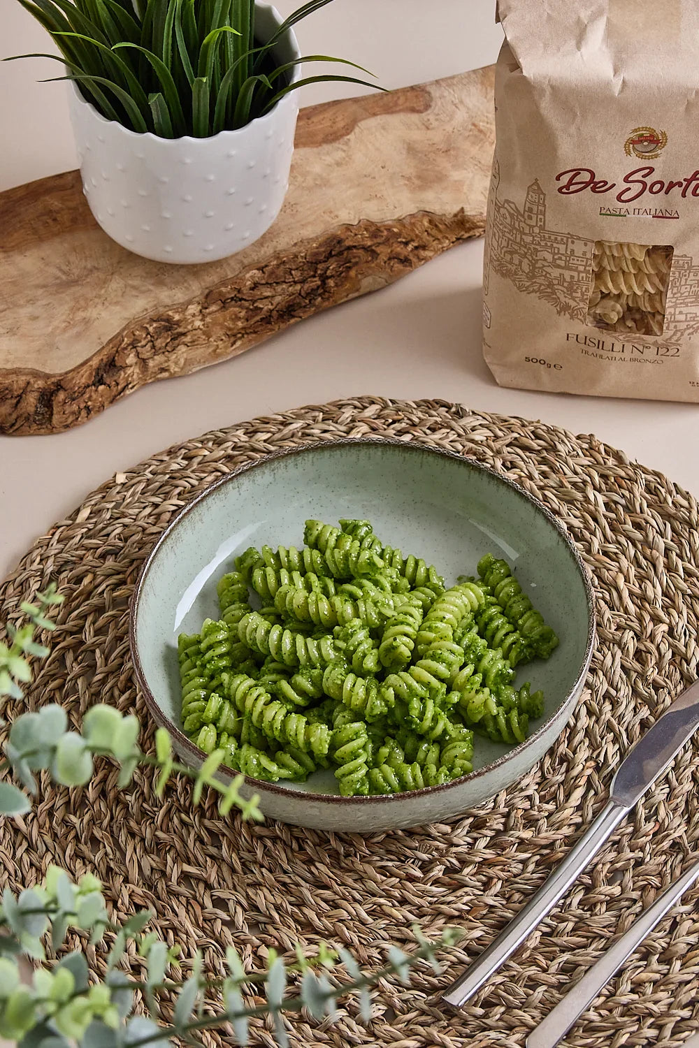 Fusilli al pesto di spinacino, pecorino ,parmigiano e mandorle con zest di limone