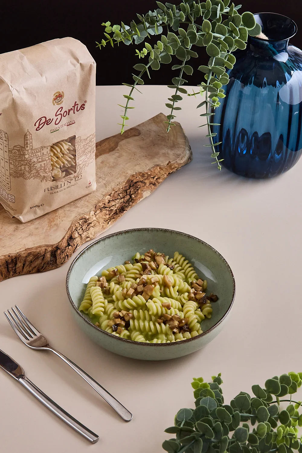 Fusilli con crema di piselli e patate con battuto di funghi in olio all’aglio