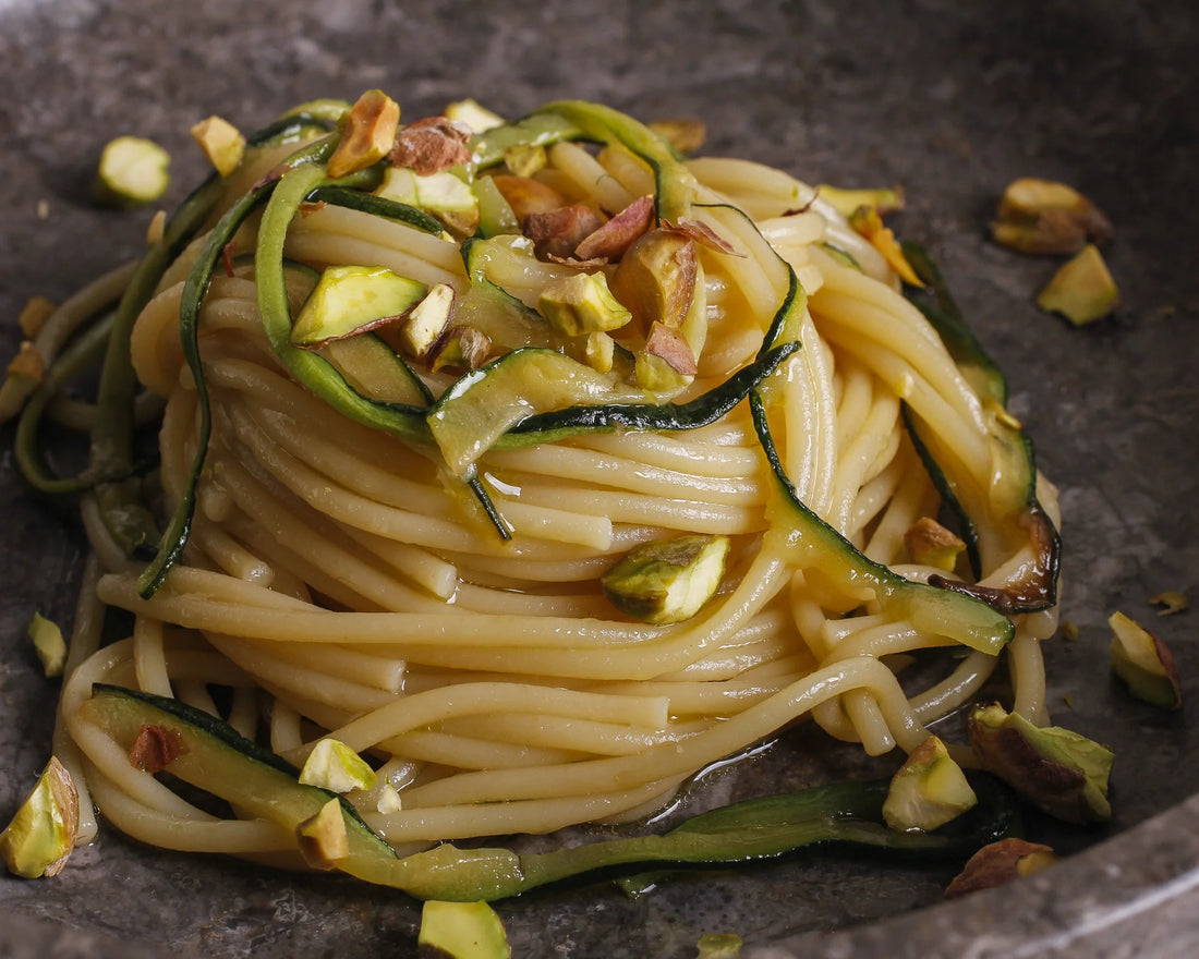 Spaghetti con “Spaghetti di zucchine”, colatura di alici e pistacchi