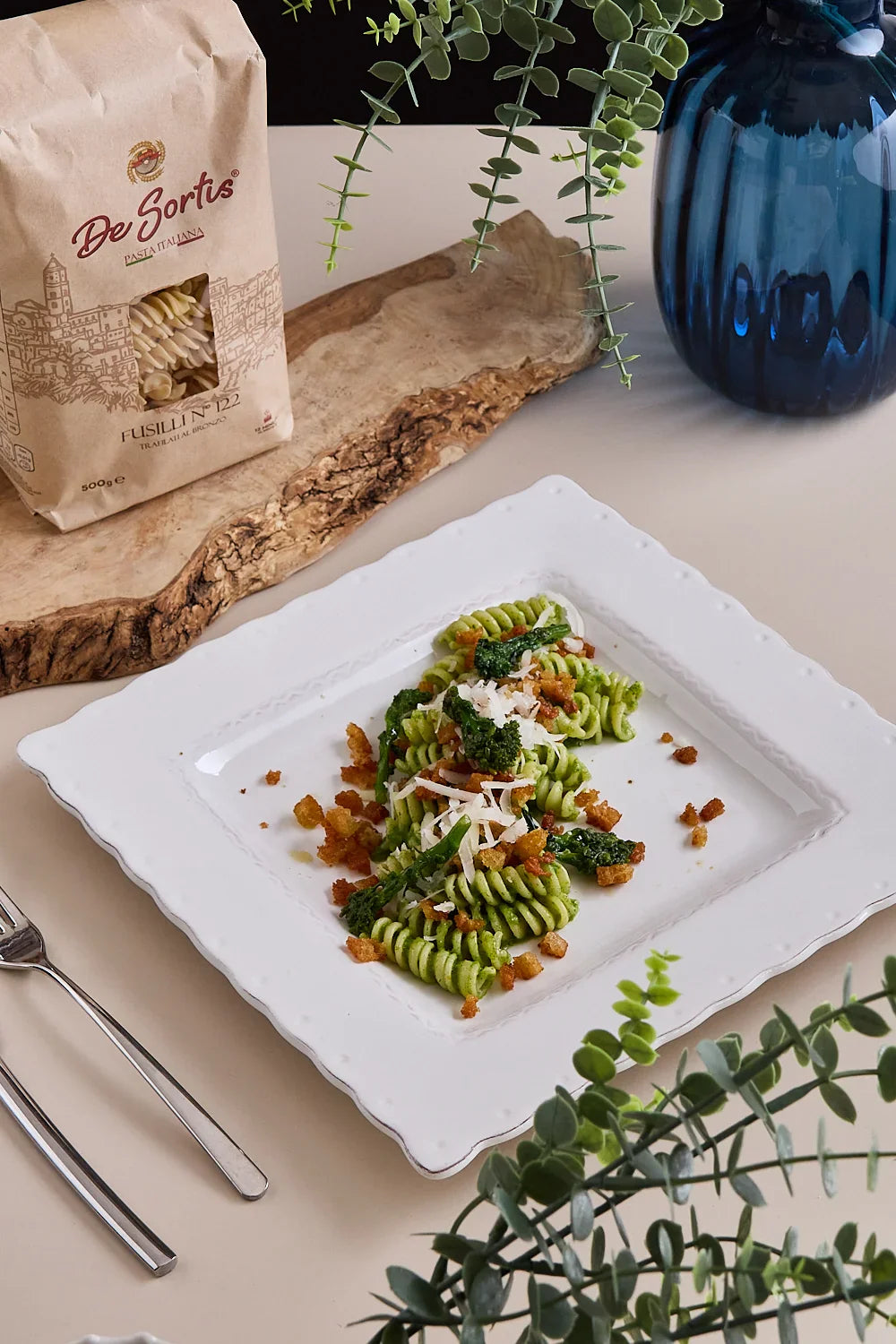 Fusilli con cime di rapa, caciocavallo e croccante di mollica alle acciughe