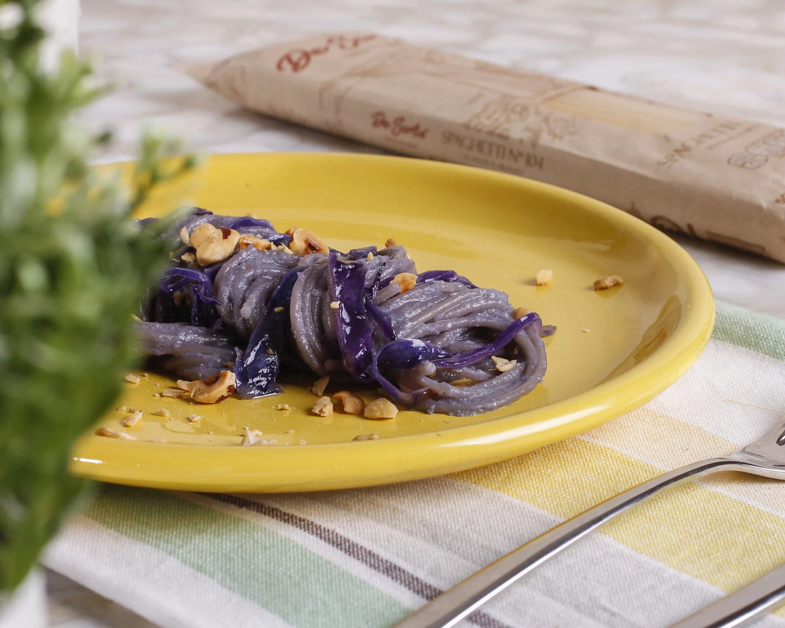 Pesto di cavolo viola, terra croccante di nocciole