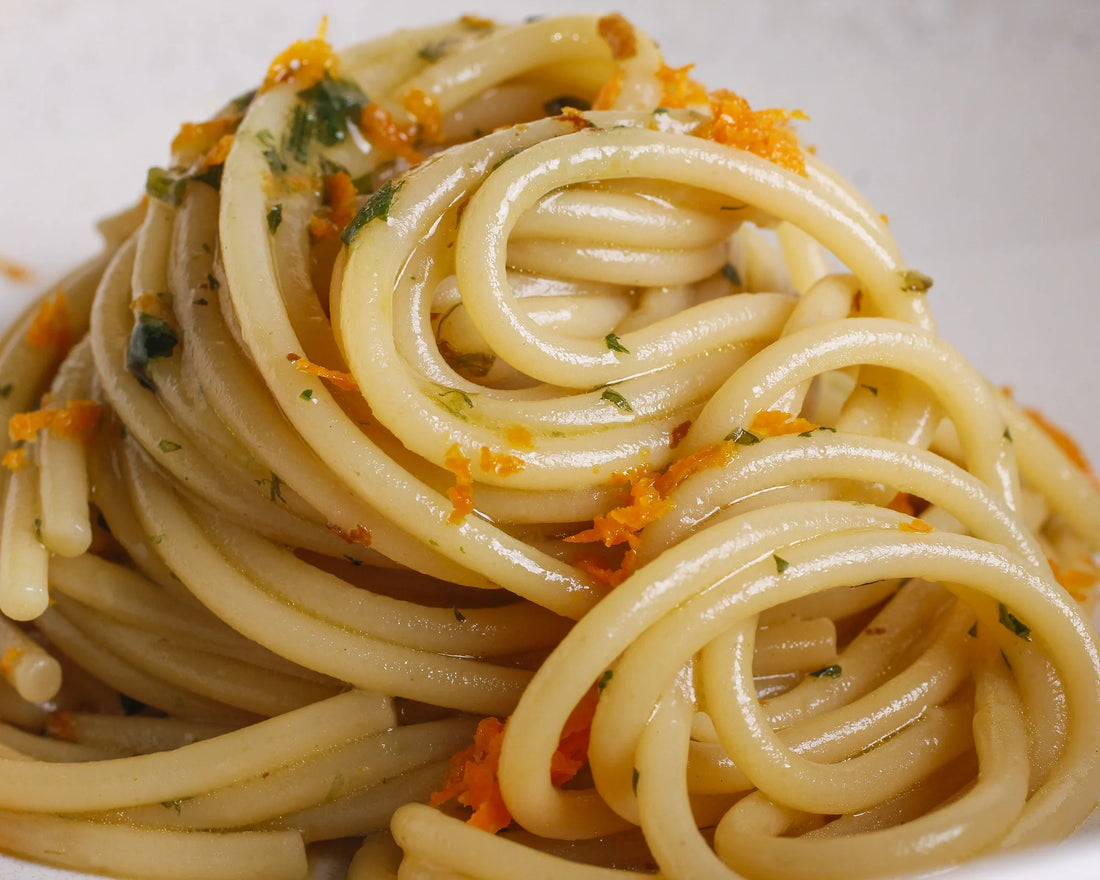 Spaghettoni alla colatura di alici (base aglio, olio e prezzemolo) e zest d’arancia