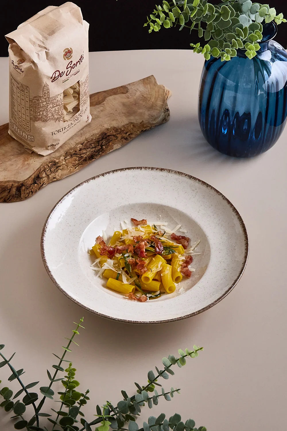 Tortiglioni pancetta ,zucchine e zafferano  con scaglie di caciocavallo lucano